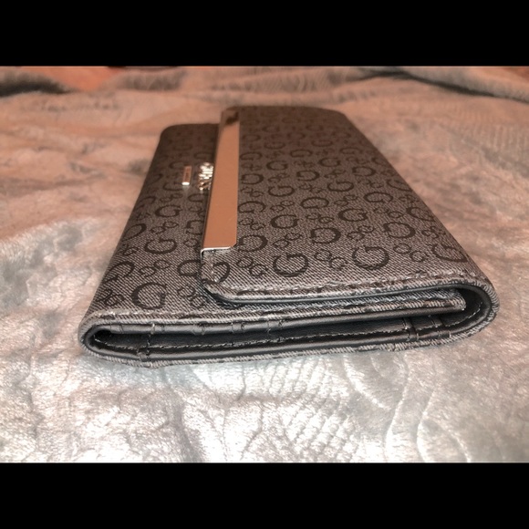Guess Clutch Wallet - Picture 9 of 13